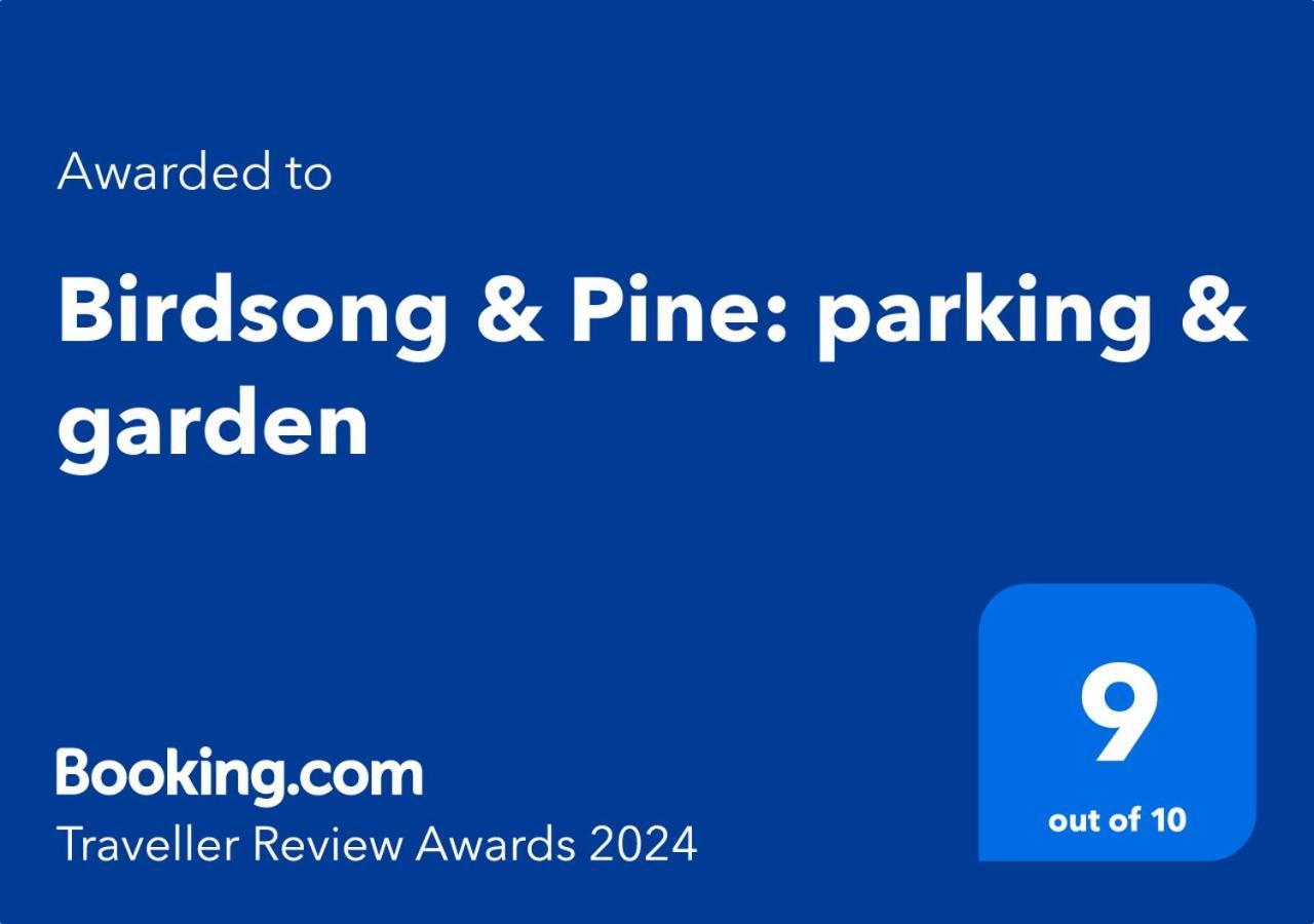 ワージングBirdsong & Pine: Parking & Gardenアパートメント エクステリア 写真